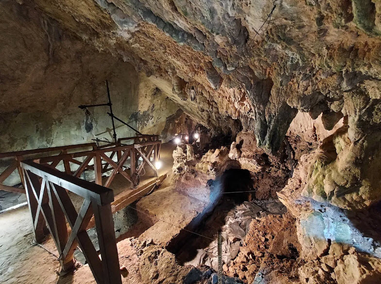 Romito Cave, Italy